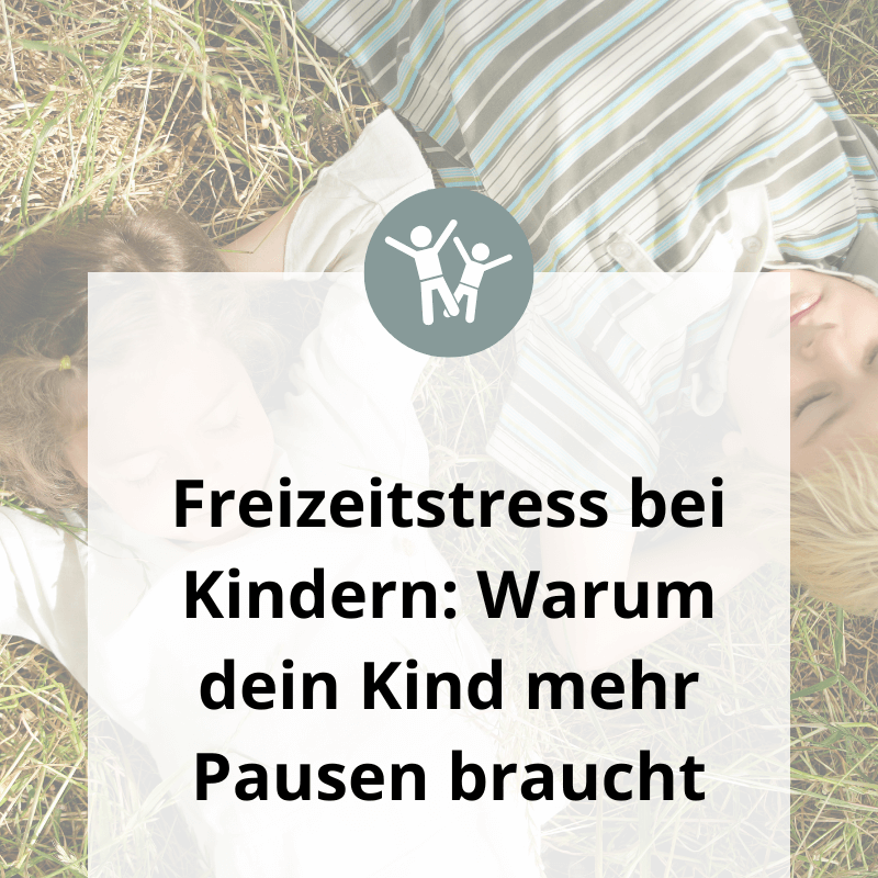 Zwei Kinder liegen entspannt im Gras –Pausen gegen Freizeitstress bei Kindern